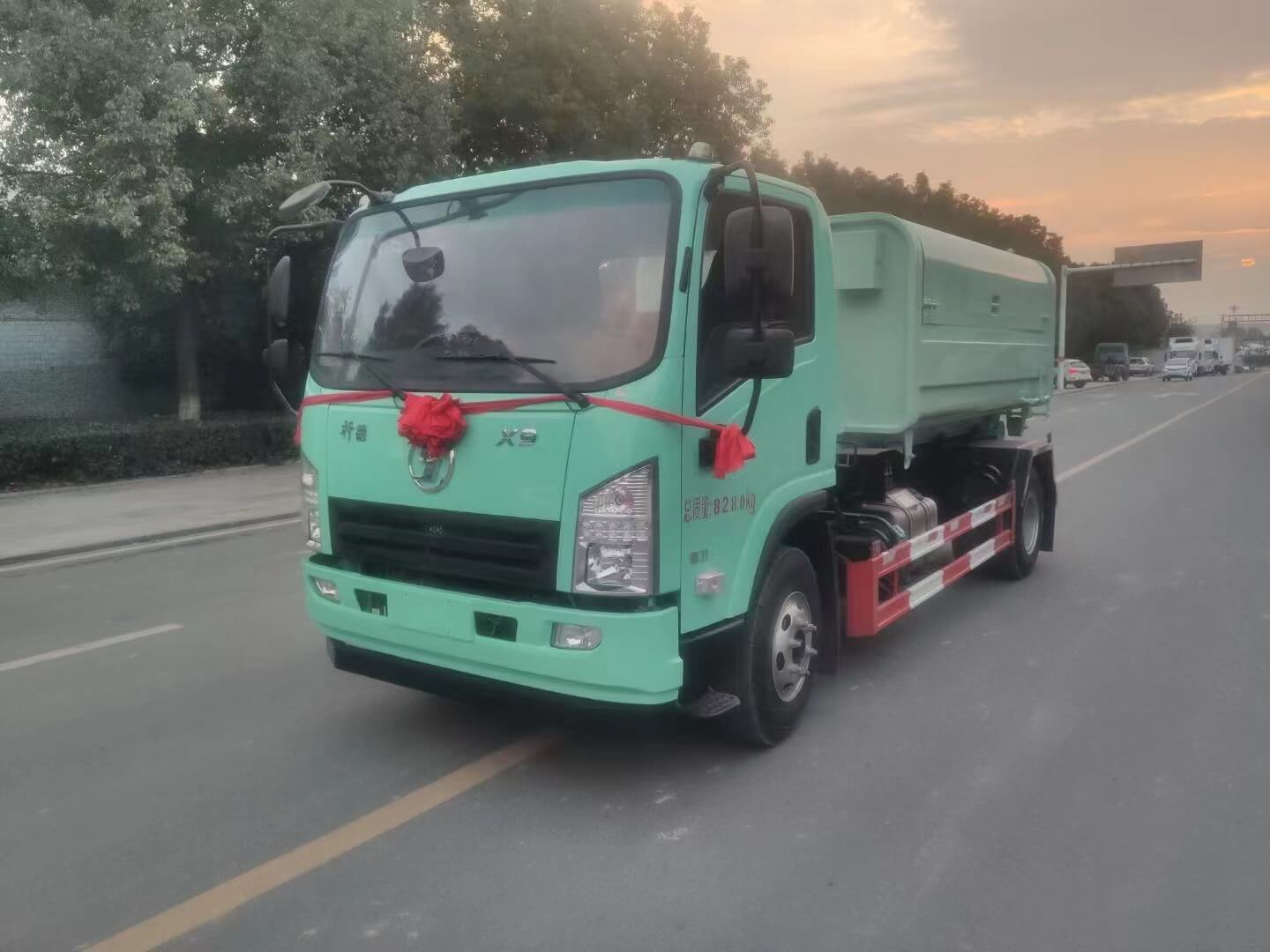 Hook Arm Garbage Truck-Picture3